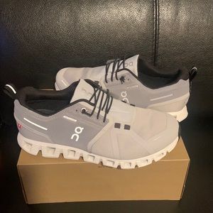 On cloud 5 running shoes.